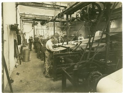 Sala dei telai in una fabbrica di tappeti, 1923 da English Photographer